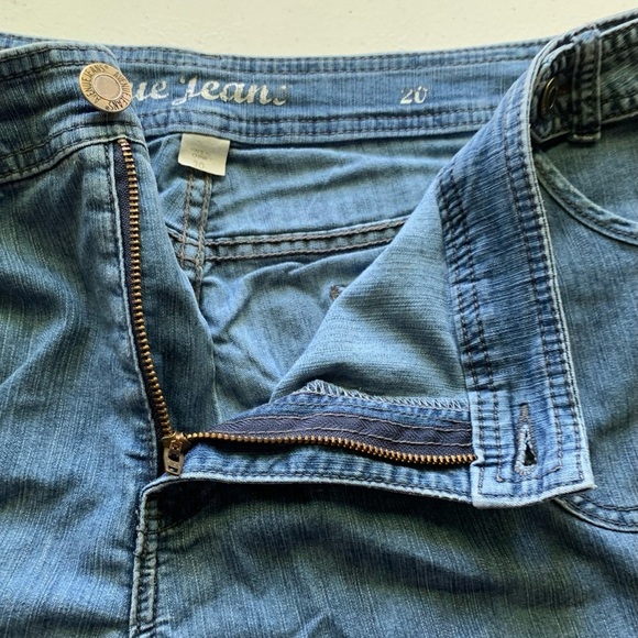Avenue Medium Rise Stretch Blue Jean Shorts - Picture 5 of 10